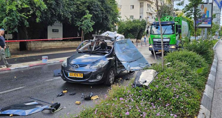 המכונית שהתפוצצה ברחוב ויצמן צילום כבאות והצלה לישראל