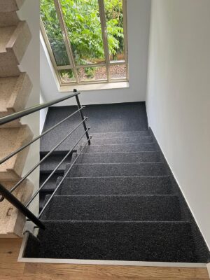 שטיח מקיר לקיר במדרגות