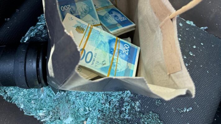 הכסף שגנבו החשודים (צילום: דוברות המשטרה)