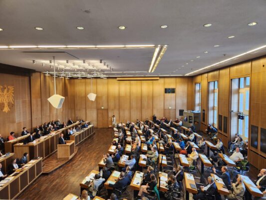 חולדאי נואם בפרלמנט של עירית פרנקפורט